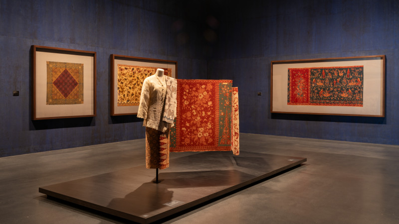 Photo of gallery with artworks