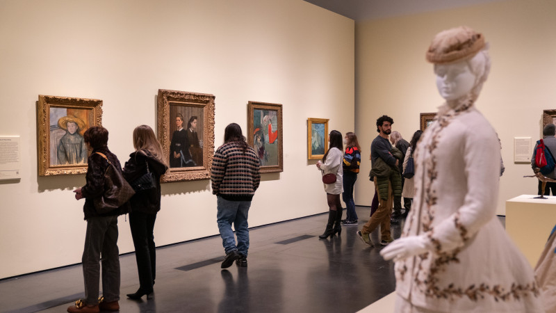 Photograph of museum patrons in the Collection Impressionism exhibit