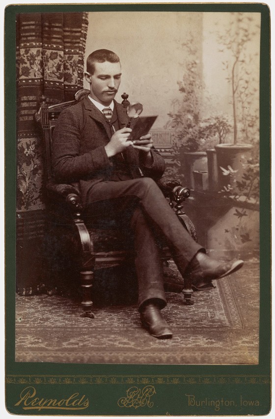 Inspección de un negativo, finales de la década de 1880