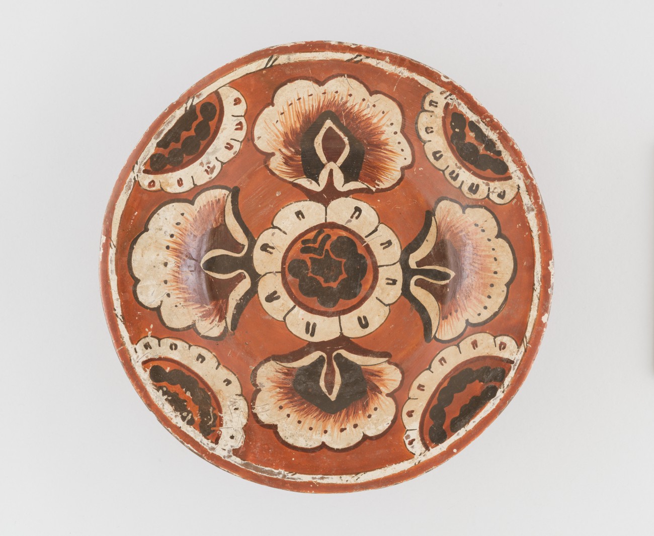 Plato con diseño floral, después de 1519