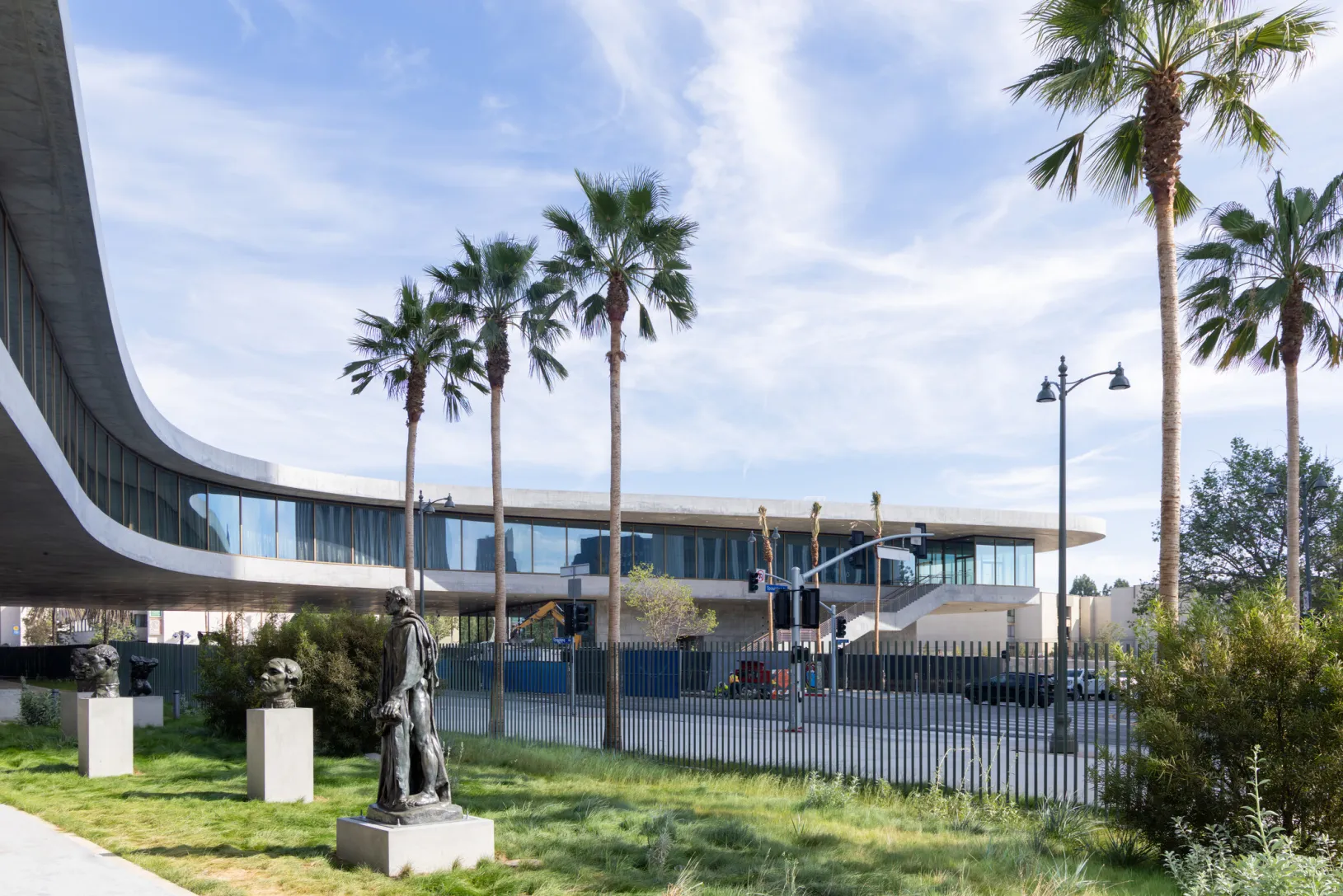 <p>Iris and B. Gerald Cantor Sculpture Garden, David Geffen Galleries at LACMA, photo © Iwan Baan</p>
