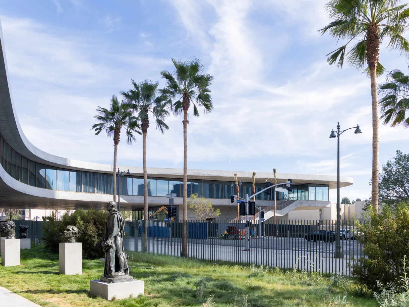 <p>Iris and B. Gerald Cantor Sculpture Garden, David Geffen Galleries at LACMA, photo © Iwan Baan</p>